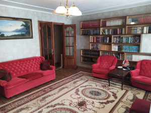 Трехкомнатная квартира на улице Платановая в Алуште